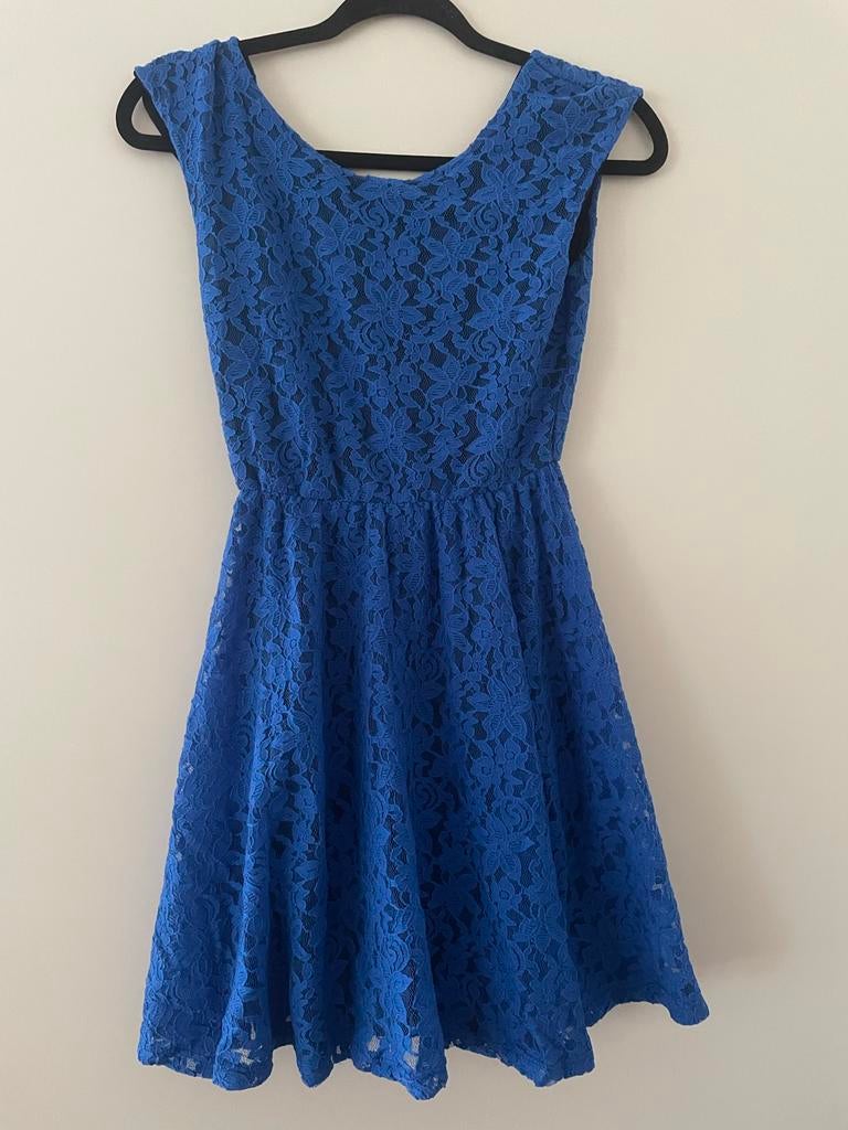 Mooie blauwe kanten jurk maat M - Nieuw, Maat 38/40 (M), Blauw, Ophalen of Verzenden, Zo goed als nieuw