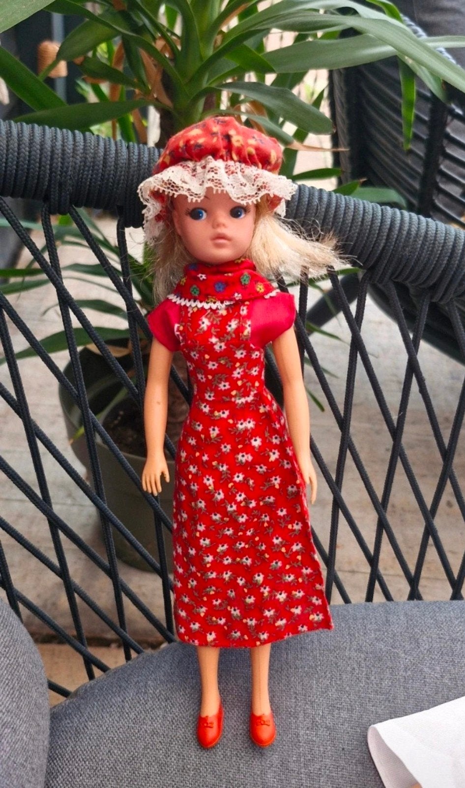 Vintage Sindy pop in rode bloemenjurk met hoedje, Ophalen of Verzenden, Gebruikt, Pop