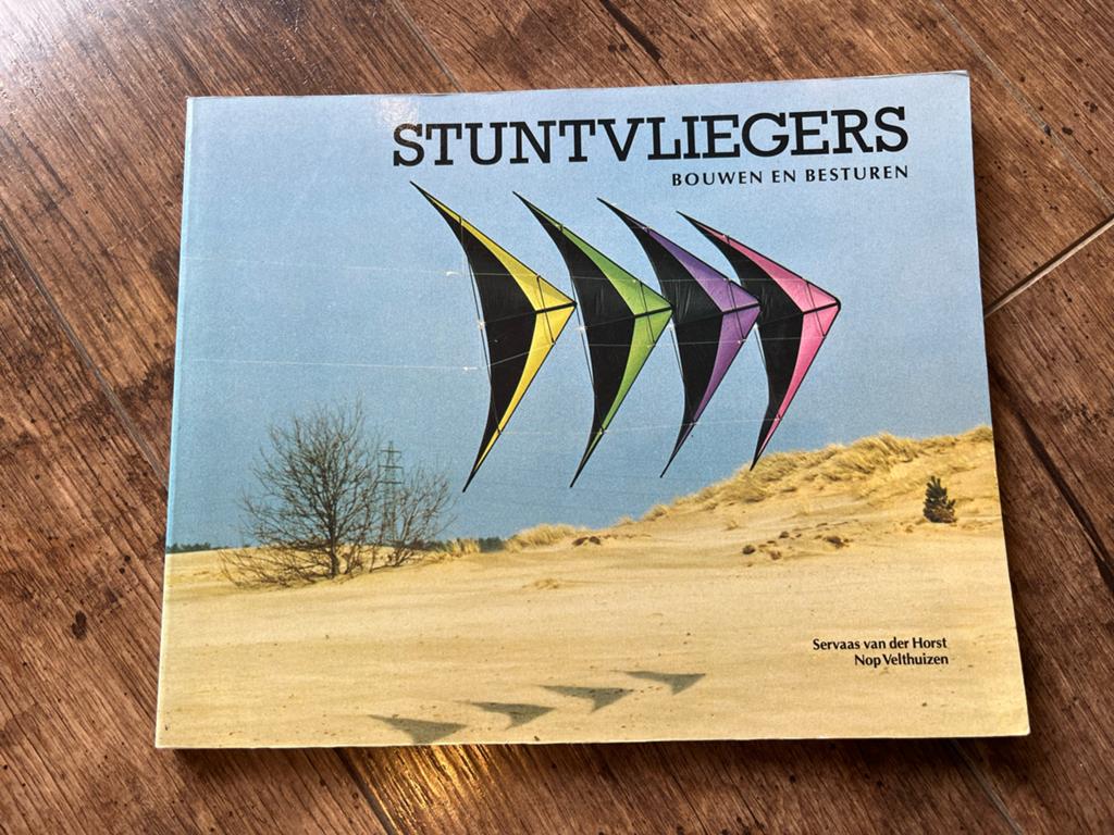 Boek Stuntvliegers bouwen & besturen, Boeken, Ophalen of Verzenden, Gelezen, Overige onderwerpen