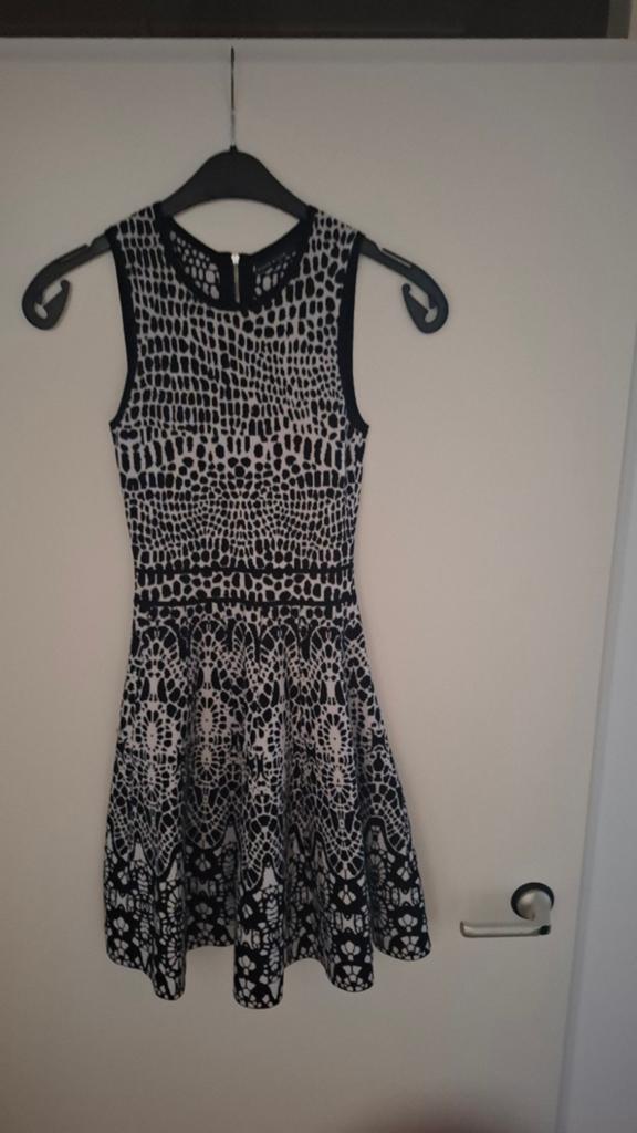 Karen Millen Zwart-Wit Jurk met Patroon. Strechstof, Karen Millen, Zwart, Ophalen of Verzenden, Zo goed als nieuw