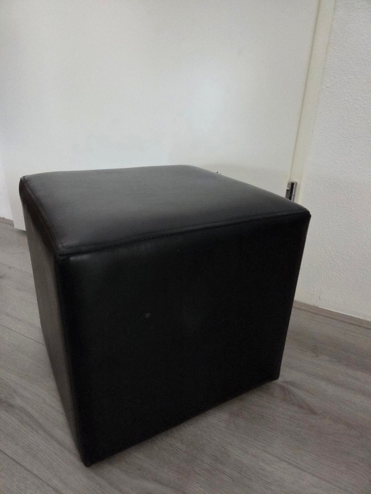 Leuke zwarte poef of voetenbankje, Minder dan 50 cm, Minder dan 50 cm, Ophalen of Verzenden, Zo goed als nieuw