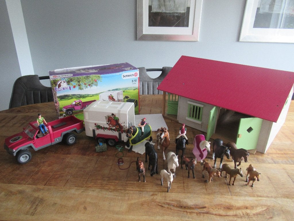Heel veel schleich horse club 42346 + stal en veel paarden., Ophalen of Verzenden, Zo goed als nieuw