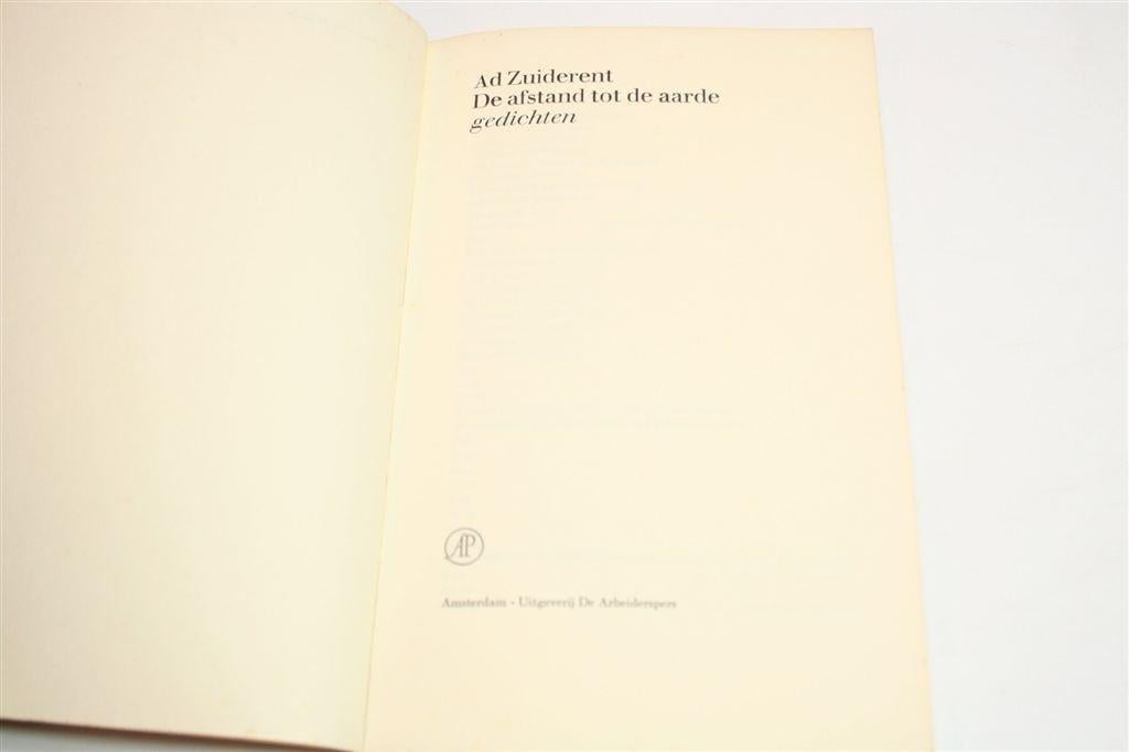 De Afstand tot de Aarde — Dichtbundel van Zuiderent, Ophalen of Verzenden, Gelezen