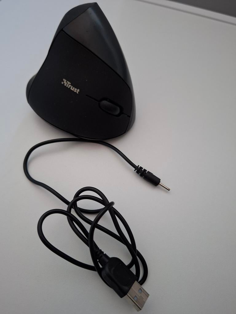 TRUST ergonomische draadloze muis met usb kabel, Muis, Ergonomisch, Ophalen of Verzenden, Zo goed als nieuw