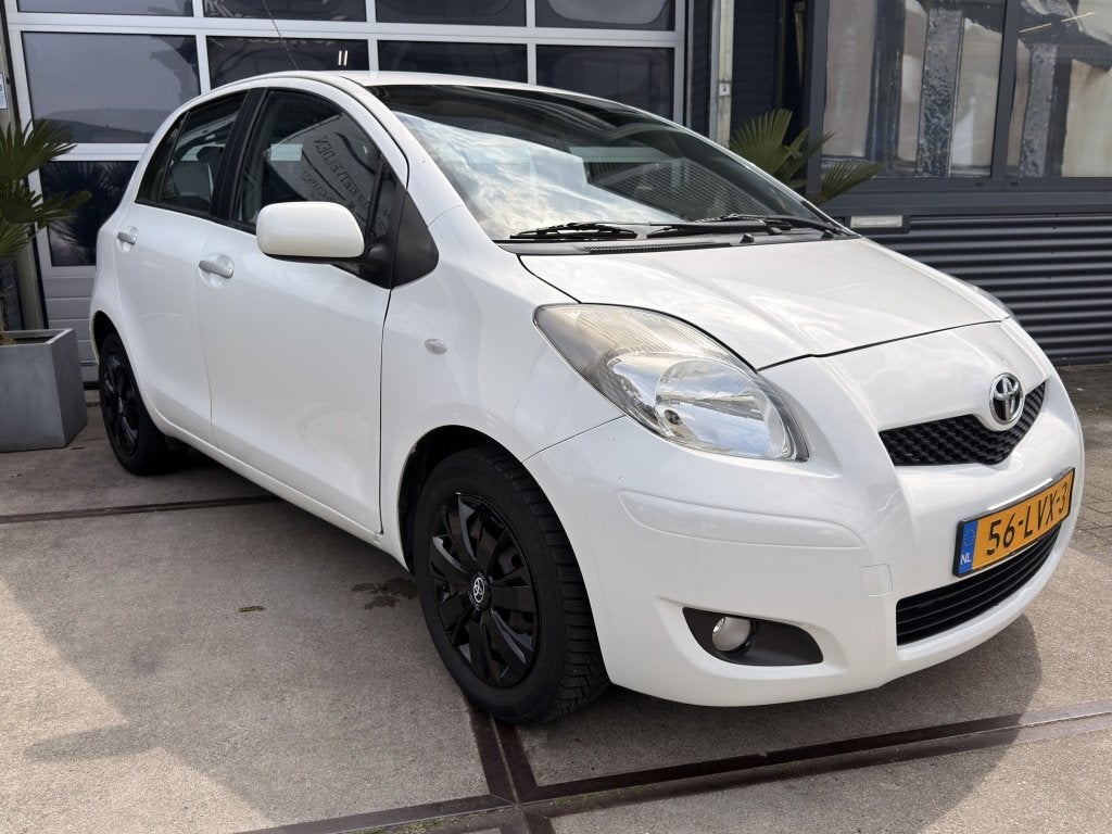 Toyota Yaris 1.3 VVTi Aspiration Automaat Navi PDC! Inruil m, Auto's, Toyota, 4 cilinders, Wit, Bedrijf, 550 kg