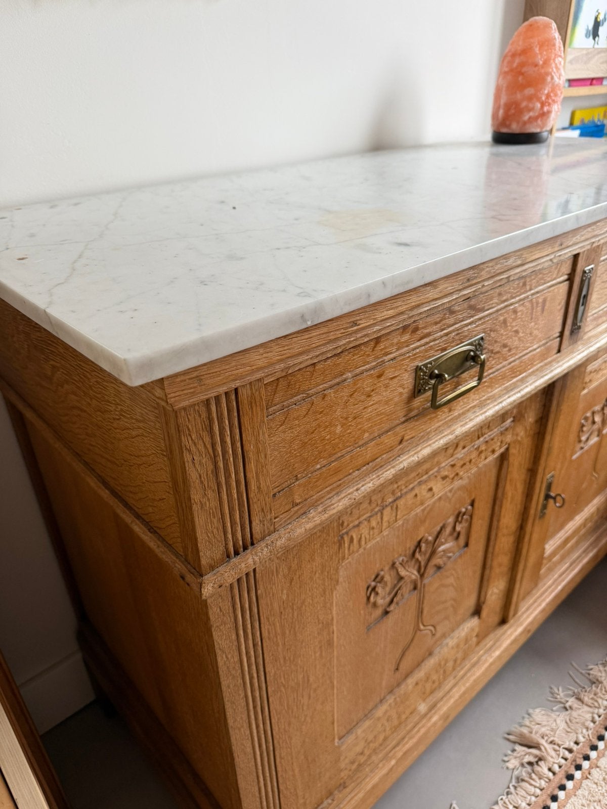 Antieke eikenhouten kast met marmeren blad | Commode, Ophalen, Zo goed als nieuw, 100 tot 150 cm