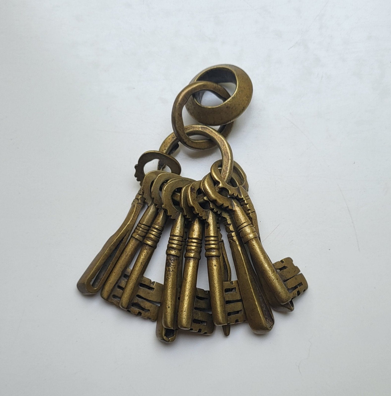 Oude koperen / messing sleutels aan ring, Antiek en Kunst, Ophalen of Verzenden