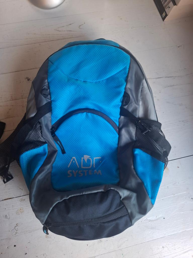 Blauwe en grijze rugzak - ADC System, Sieraden, Tassen en Uiterlijk, Tassen | Rugtassen, Gebruikt, Overige merken, 25 tot 40 cm