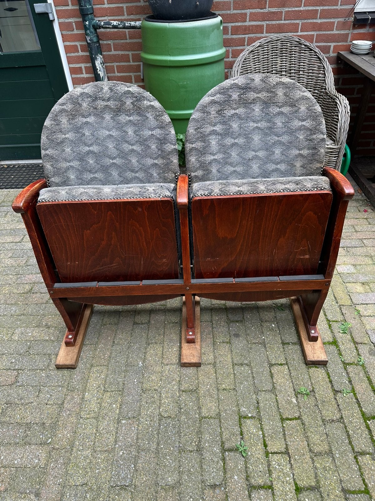 Hele oude bioscoopstoelen, Ophalen