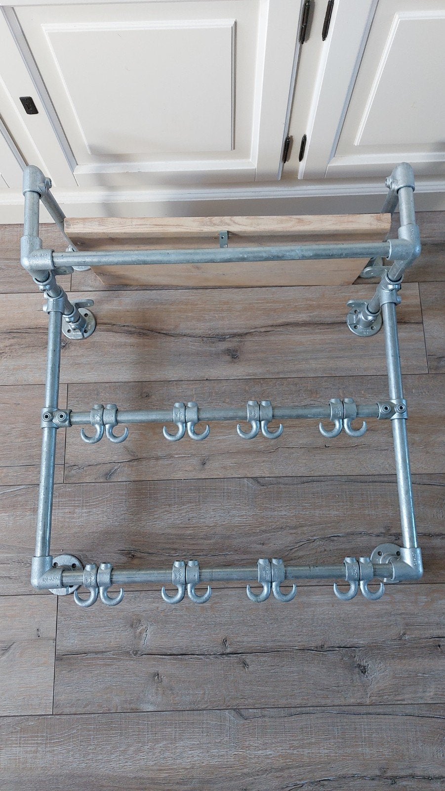 Industriële wandkapstok met houten plank en haken, Huis en Inrichting, Woonaccessoires | Kapstokken, Zo goed als nieuw, Minder dan 100 cm