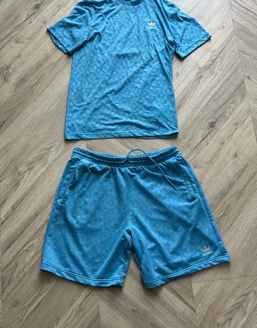Adidas sportset - T-shirt en korte broek, Maat 52/54 (L), Blauw, Ophalen of Verzenden, Zo goed als nieuw