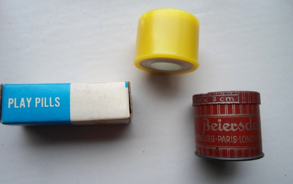 Oud blikkendoosje Leukoplast en plastic doosje met rolletje., Ophalen of Verzenden