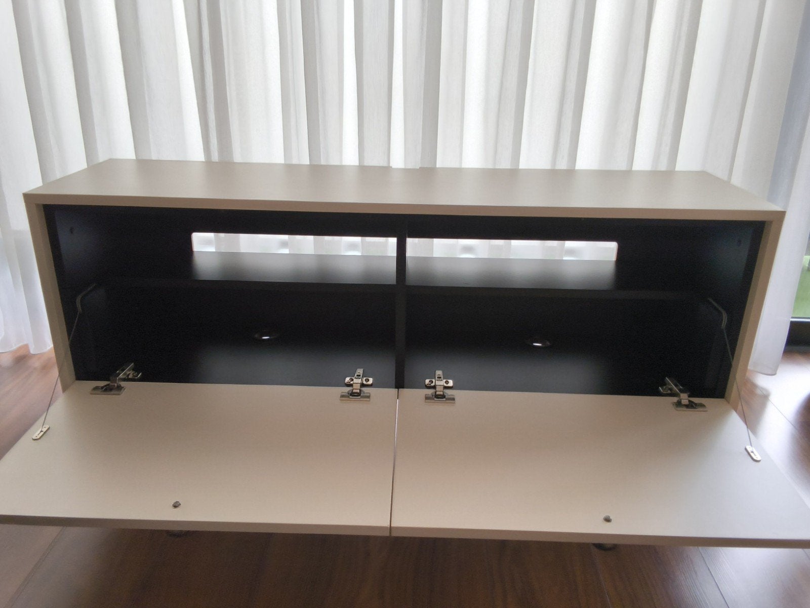 tv meubel Johnson off-white met 2 kleppen 130cm breed, Huis en Inrichting, Ophalen, 100 tot 150 cm, Zo goed als nieuw, Minder dan 100 cm