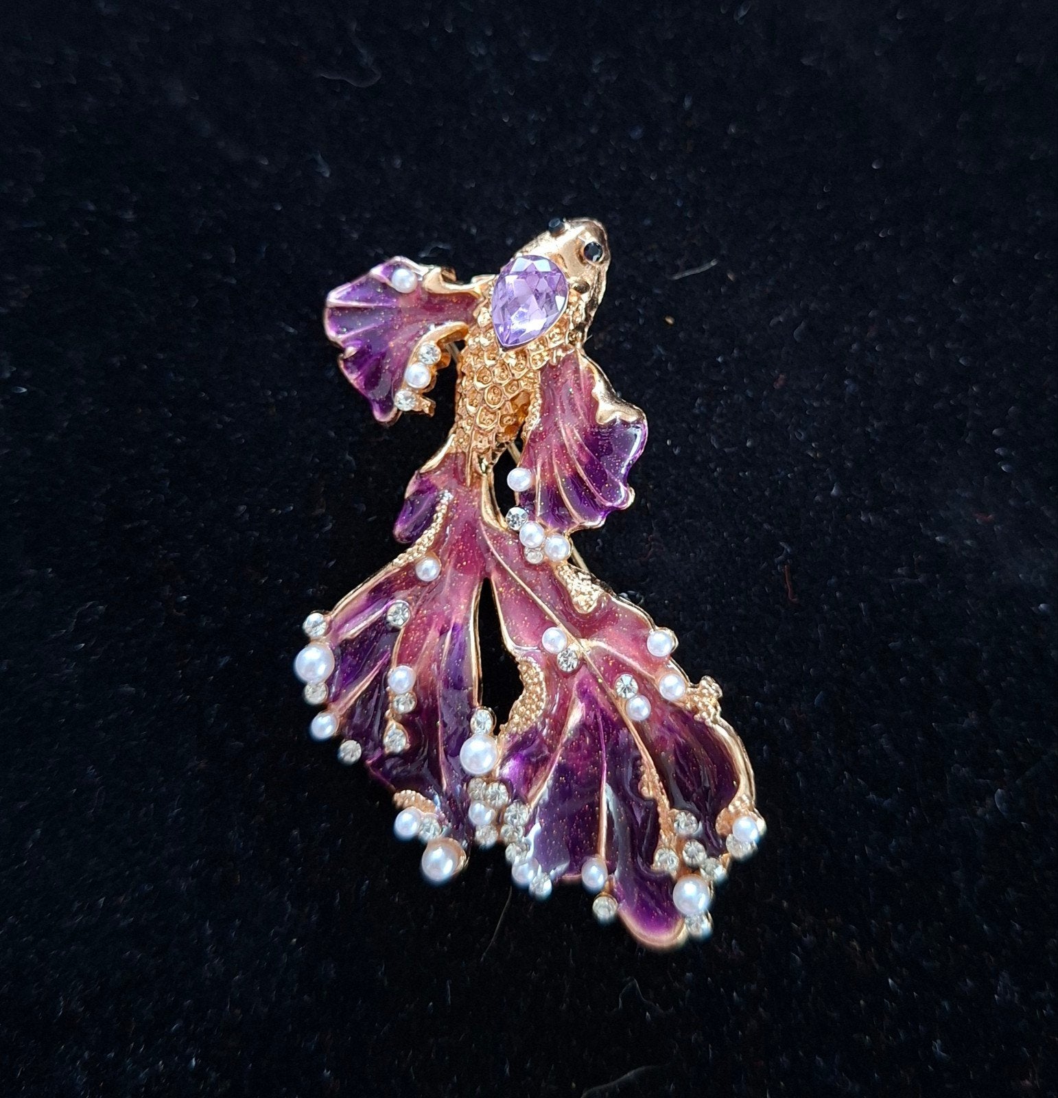 Prachtige paarse vis broche met strass en parels, Sieraden, Tassen en Uiterlijk, Broches, Met strass, Overige materialen, 4 tot 7 cm