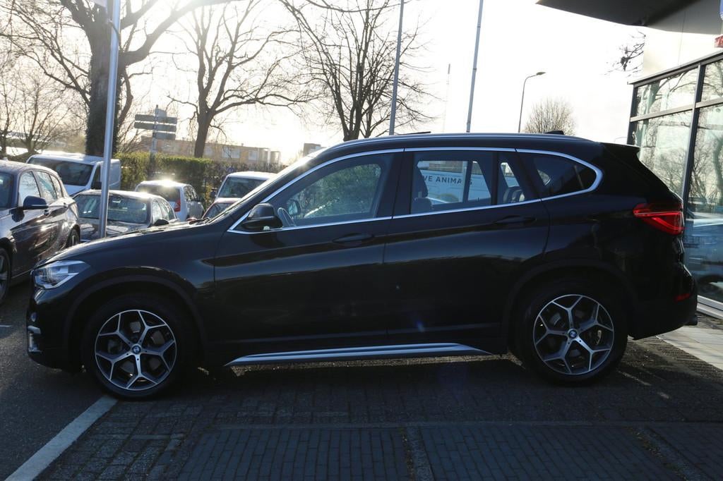 BMW X1 SDrive20i High Executive PANO-DAK DEALER OND NL AUTO!, 1998 cc, Euro 6, Zwart, Bedrijf