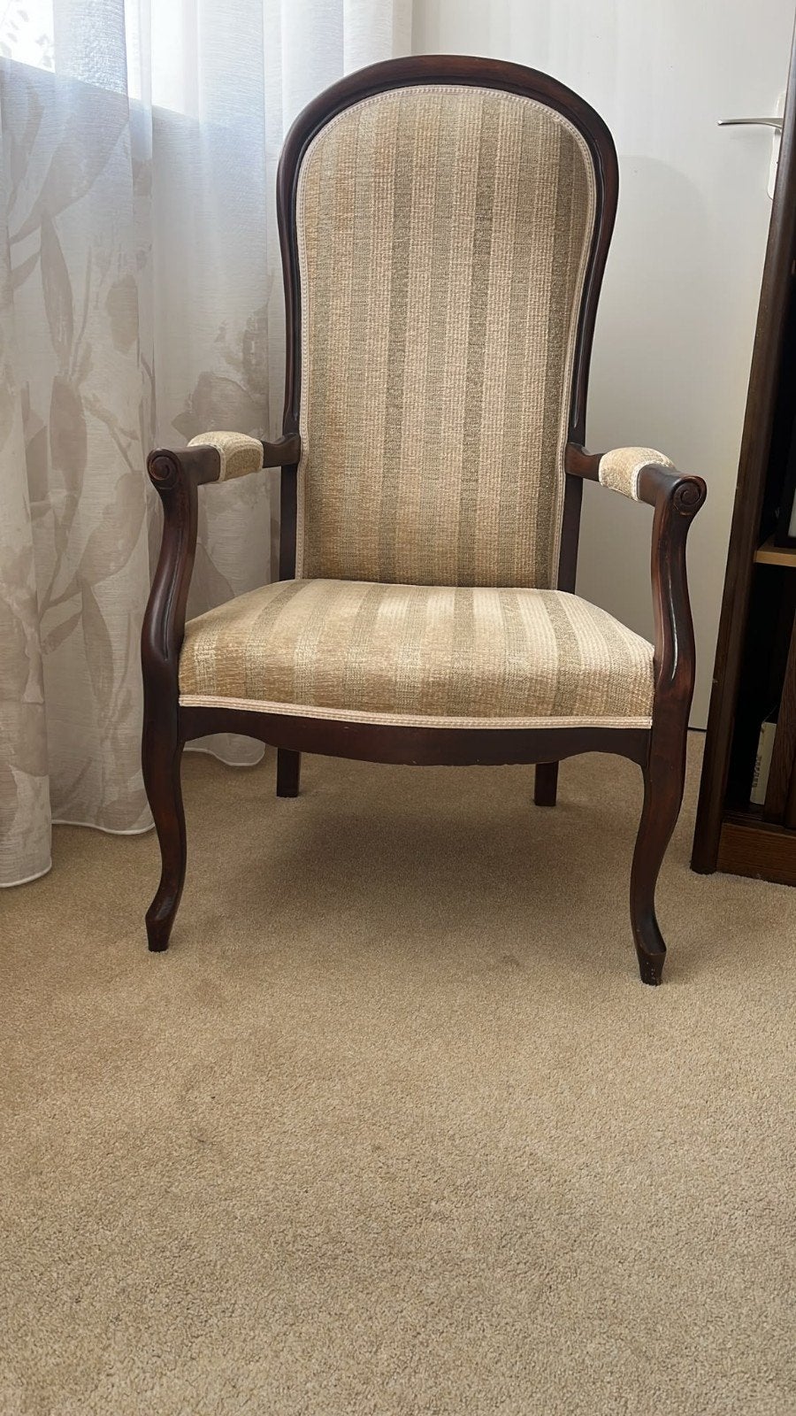 Klassieke fauteuil met gestreepte bekleding, Ophalen