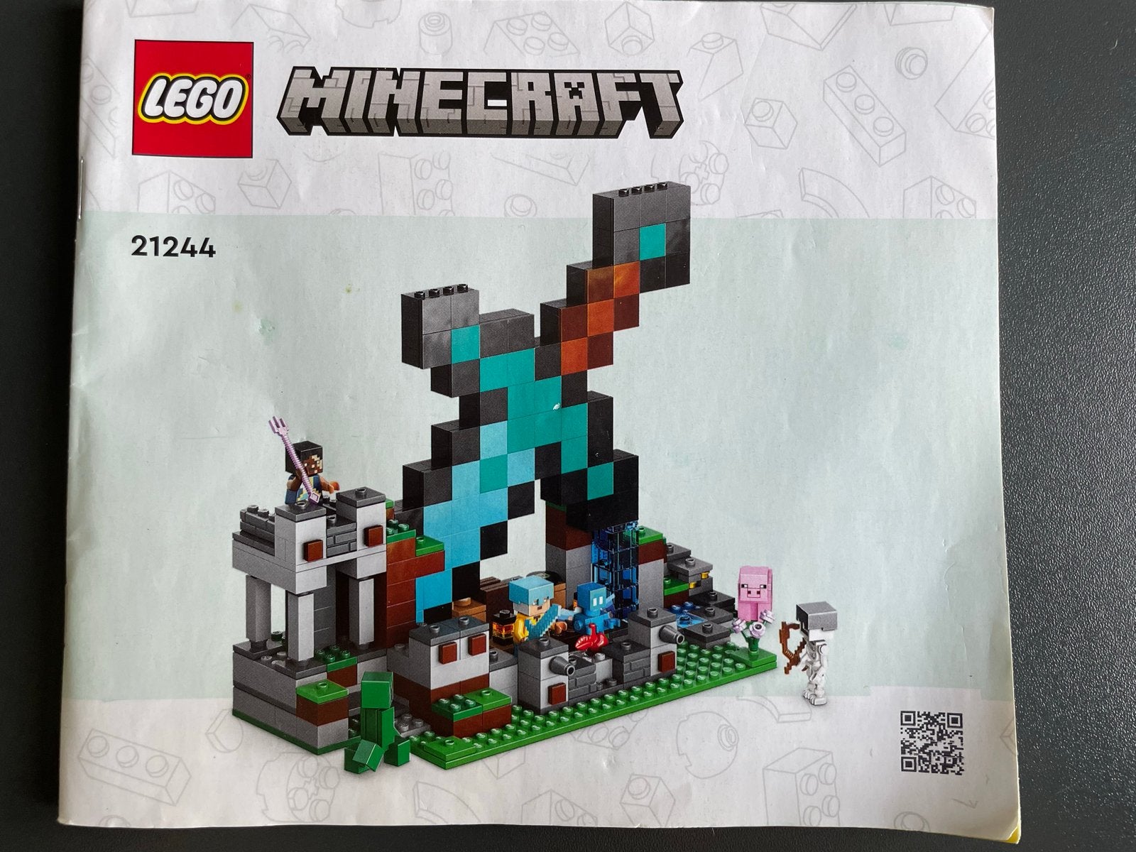 LEGO Minecraft 21244 Het Zwaard buitenpost Compleet, Ophalen of Verzenden, Zo goed als nieuw