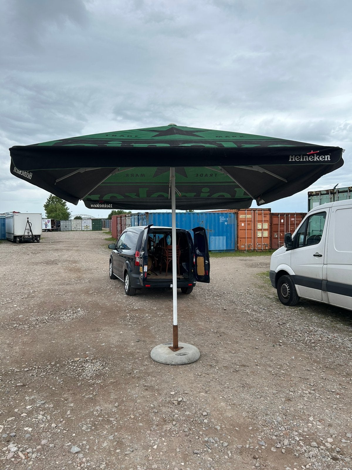 3 x Heineken horeca parasol met betonnen voet. 3 bij 3 meter, Ophalen of Verzenden, Gebruikt, 3 tot 4 meter, Parasolvoet