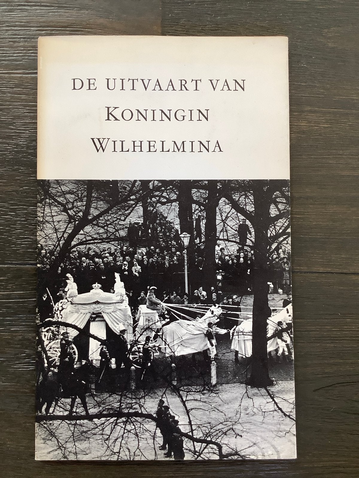 De Uitvaart van Koningin Wilhelmina - Boek, Verzamelen, Koninklijk Huis en Royalty, Ophalen of Verzenden, Gebruikt, Nederland
