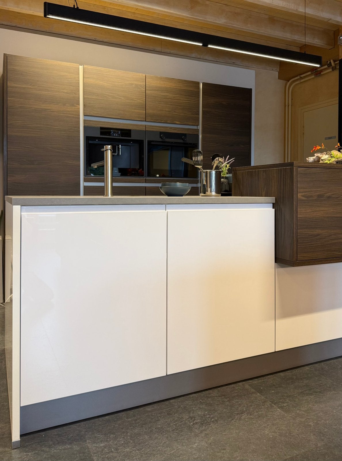 Showroomkeuken met kookeiland en keramisch werkblad, Ophalen, Overige kleuren, Overige typen, Graniet of Steen
