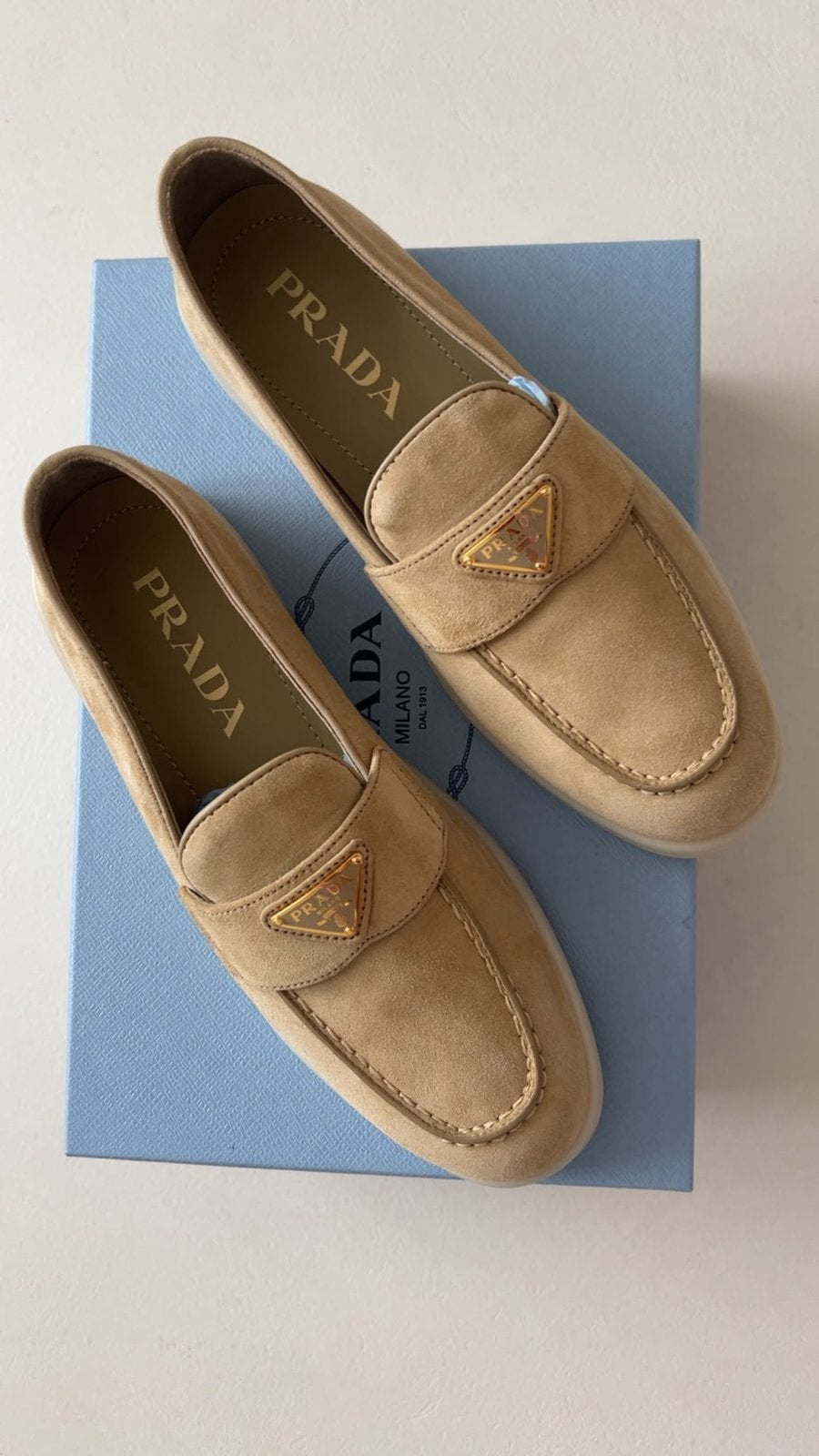 Nieuwe Prada Suède Loafers – Maat 37 - factuur, Nieuw, Ophalen of Verzenden, Instappers, Beige