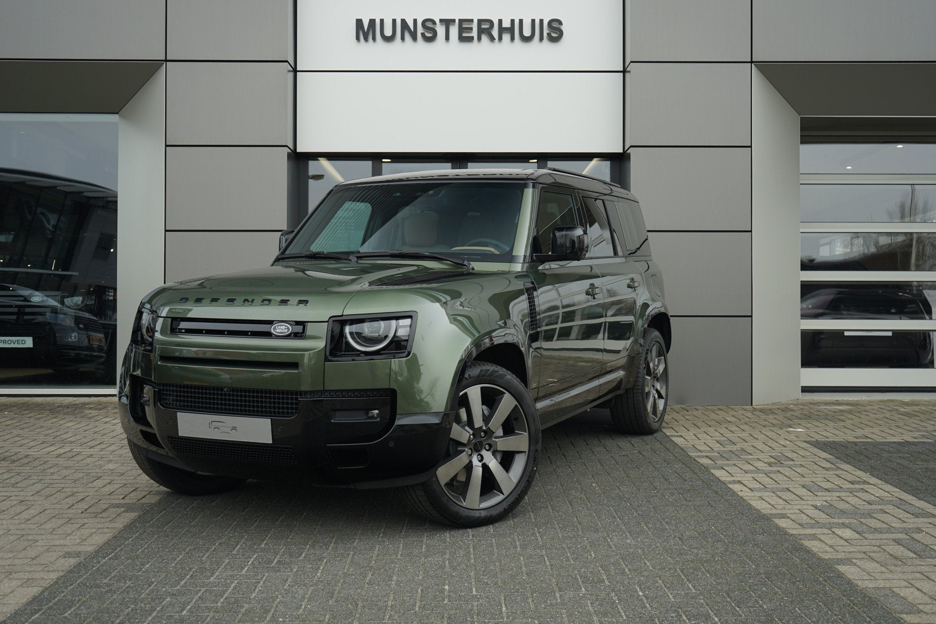 Land Rover Defender 110 P300e 110 X-Dynamic HSE | Schuif/Kan, Auto's, Automaat, 12 maanden, Automatische klimaatregeling, 4 cilinders