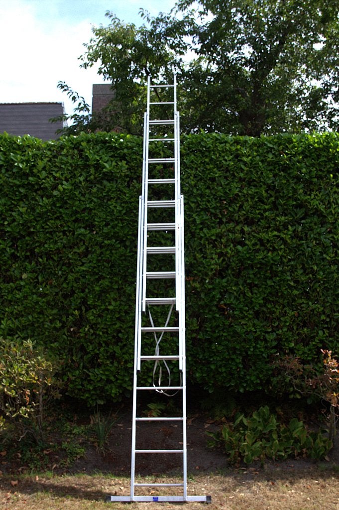 Te koop Ladder in 3 delen en 30 sporten, Ophalen, Zo goed als nieuw, Ladder, Opvouwbaar of Inschuifbaar