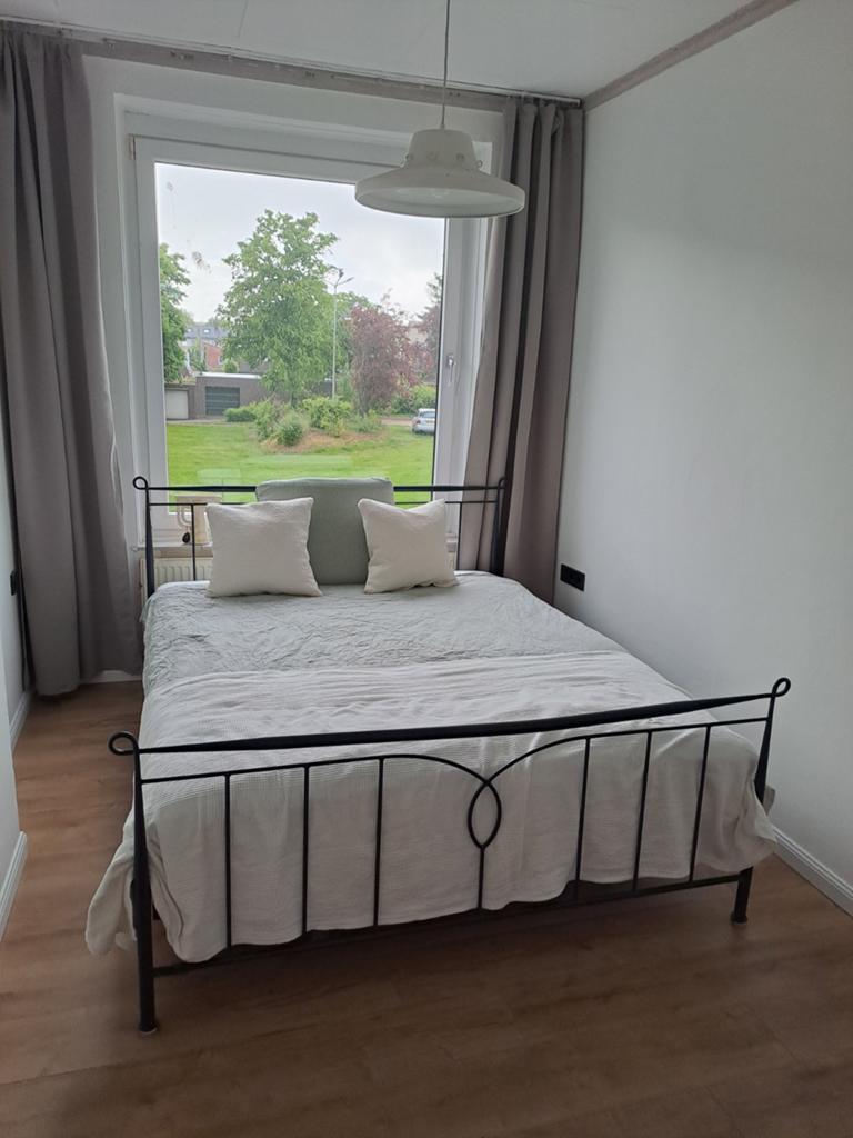Bed met metalen frame, Ophalen, Zwart, Tweepersoons, Zo goed als nieuw