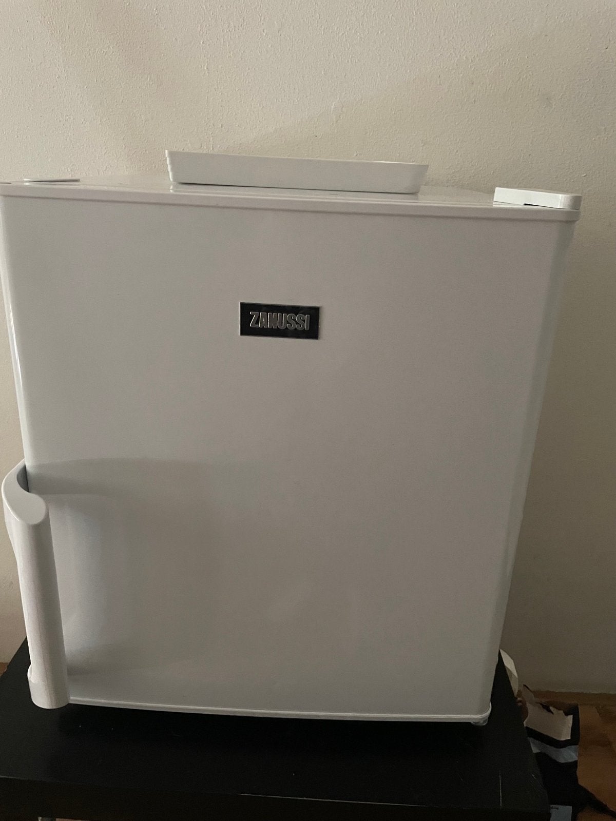 Zanussi mini koelkast met tafel - vriesvak werkt niet altijd, Ophalen, Gebruikt, Minder dan 75 liter, Met vriesvak