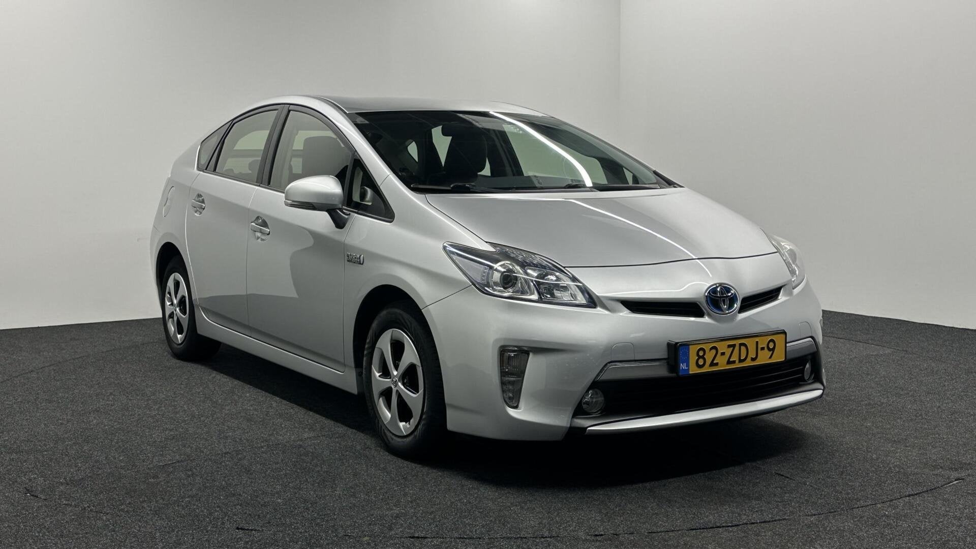Toyota Prius 1.8 Plug-in Aspiration LEER NAVI CAMERA CRUISE., Auto's, Euro 5, 136 pk, Gebruikt, Zwart