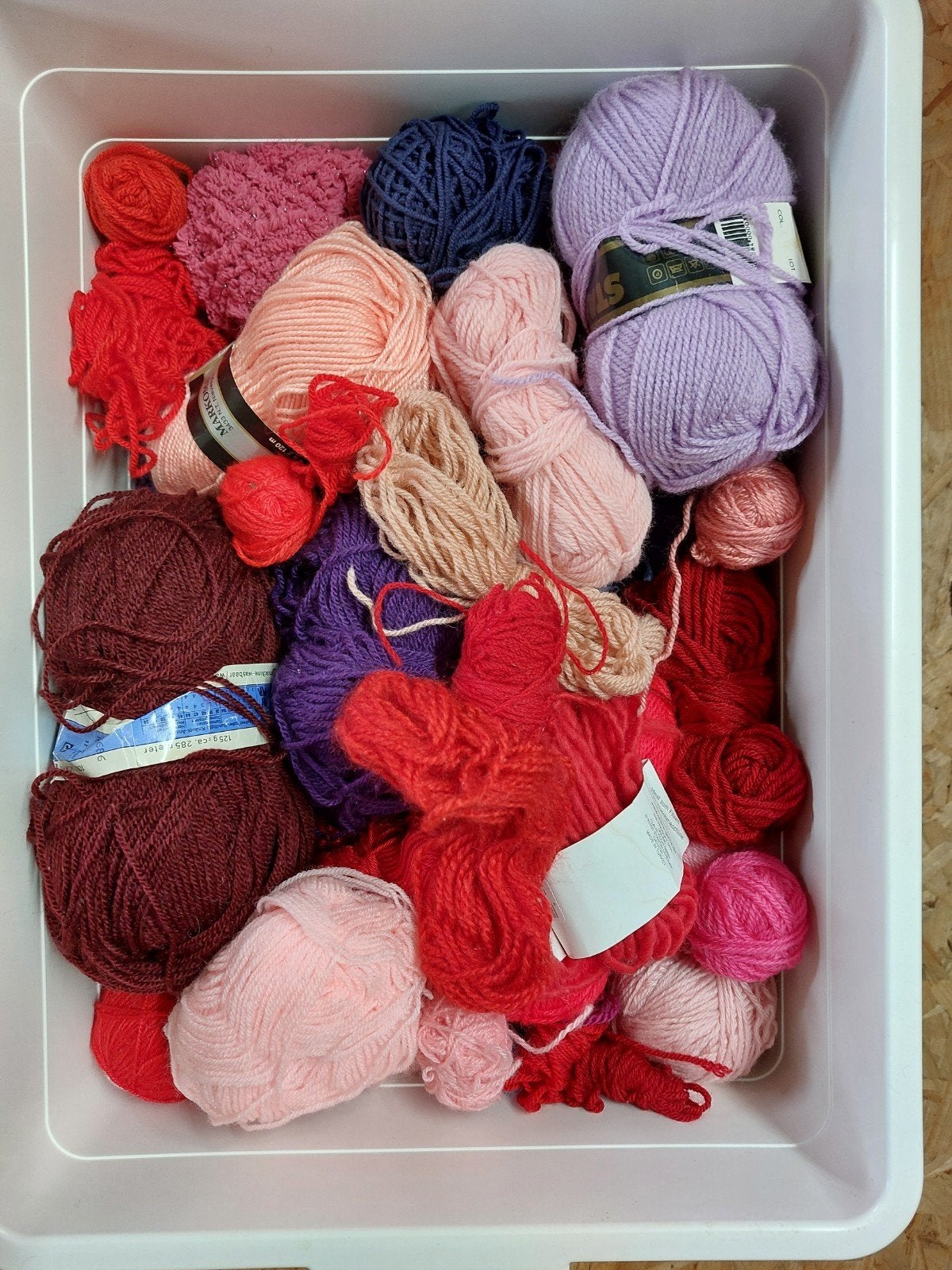 Wol paars, roze en rood 2,5 kilo, Hobby en Vrije tijd, Breien en Haken, Ophalen of Verzenden, Nieuw, Breien of Haken, Wol of Garen