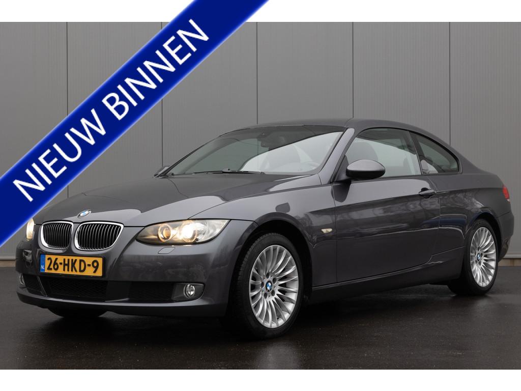 BMW 3 Serie 320 Coupé | NL- AUTO | HISTORIE AANWEZIG | CLIM, Auto's, BMW, Achterwielaandrijving, Zwart, 4 cilinders, 4 stoelen