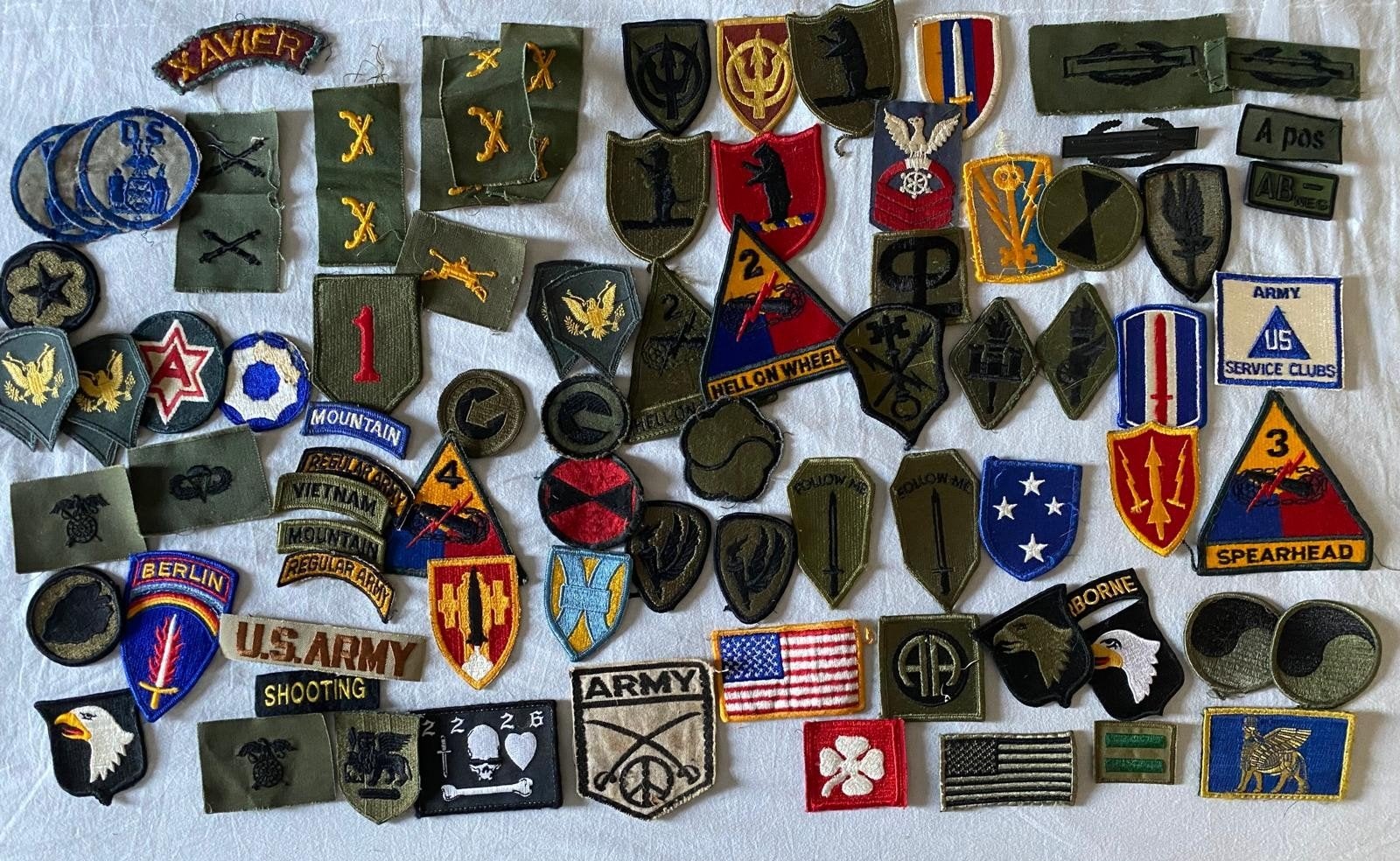 Grote lot Amerikaanse mouwemblemen., Ophalen of Verzenden, Landmacht, Amerika