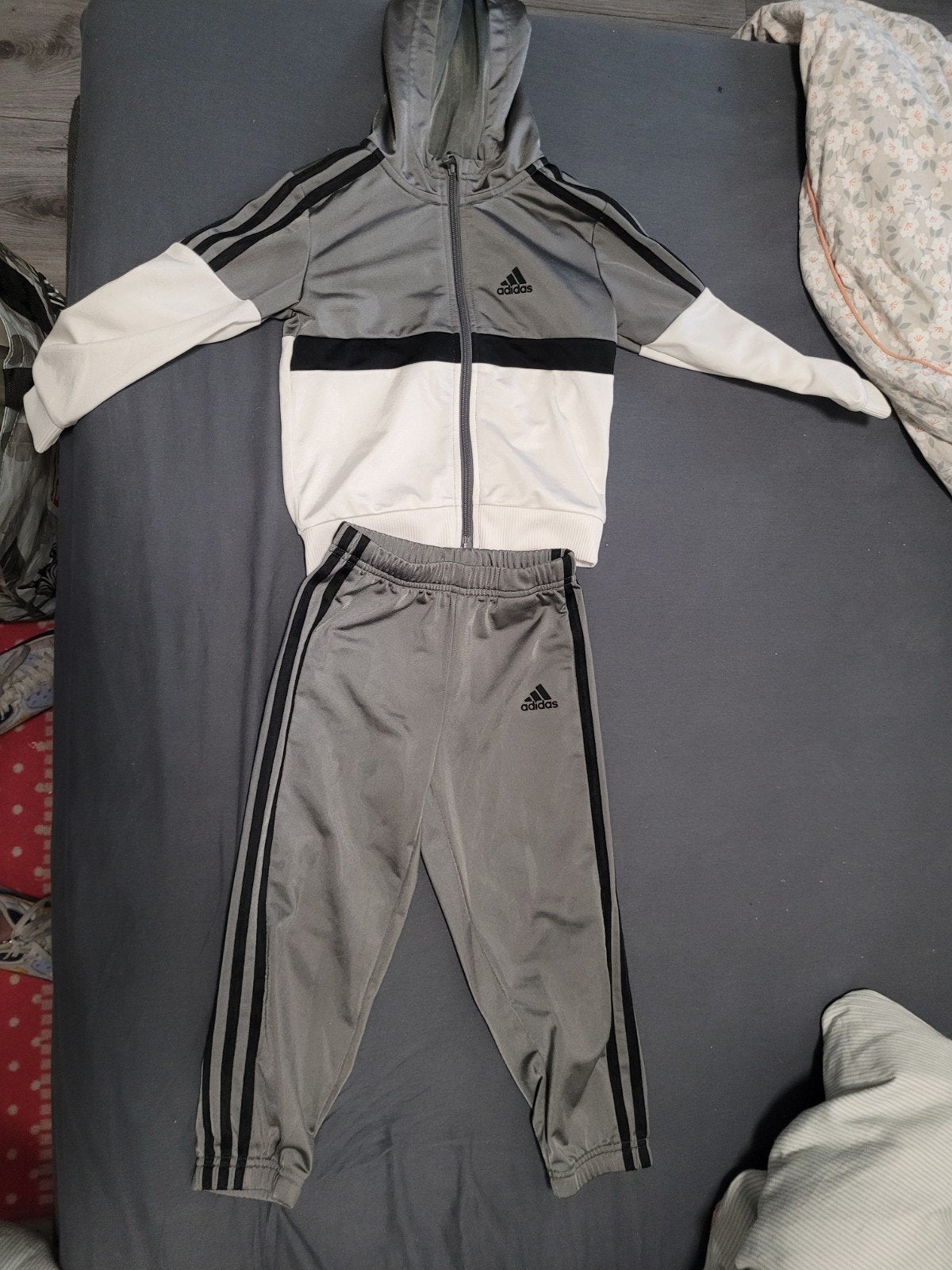 adidas jonges pak maat 104, Adidas, Gebruikt, Ophalen of Verzenden, Setje