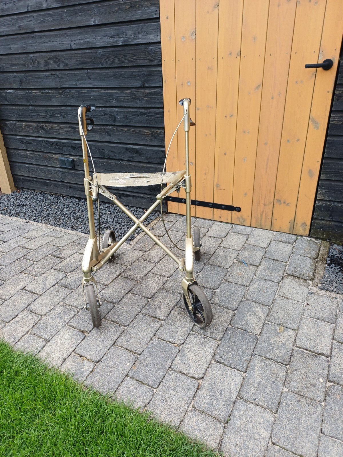 Goudkleurige rollator, Ophalen