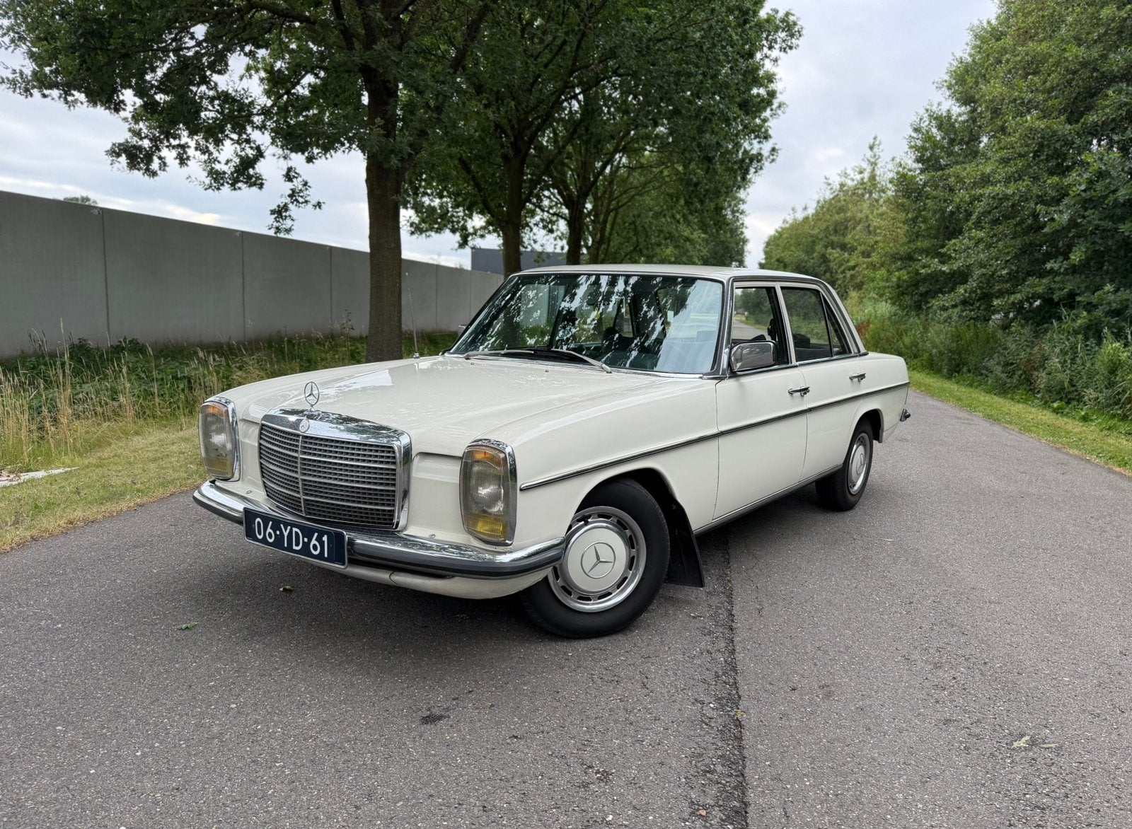 Mercedes-Benz Mercedes W115 1975 Wit, Auto's, 1345 kg, 64 pk, Zwart, 4 cilinders