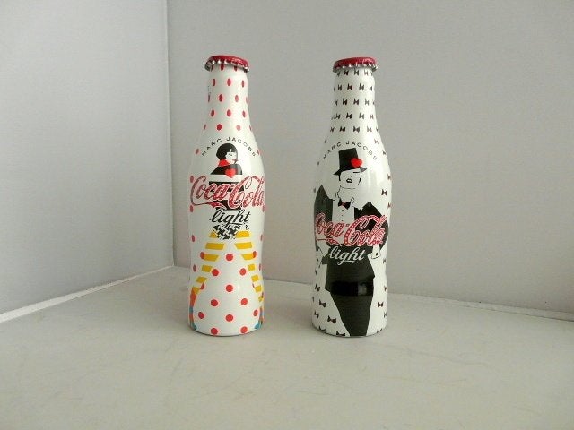Coca Cola # 2 alum. flesjes Marc Jacobs., Verzamelen, Merken en Reclamevoorwerpen, Ophalen of Verzenden, Zo goed als nieuw, Verpakking