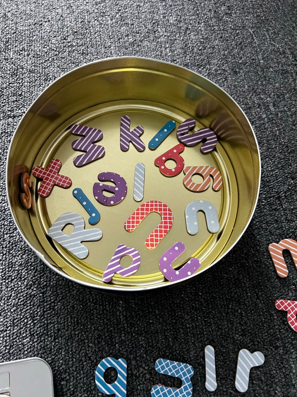 Magnetische letters en cijfers in blikken doosjes, Ophalen of Verzenden, Gebruikt, Taal en Lezen