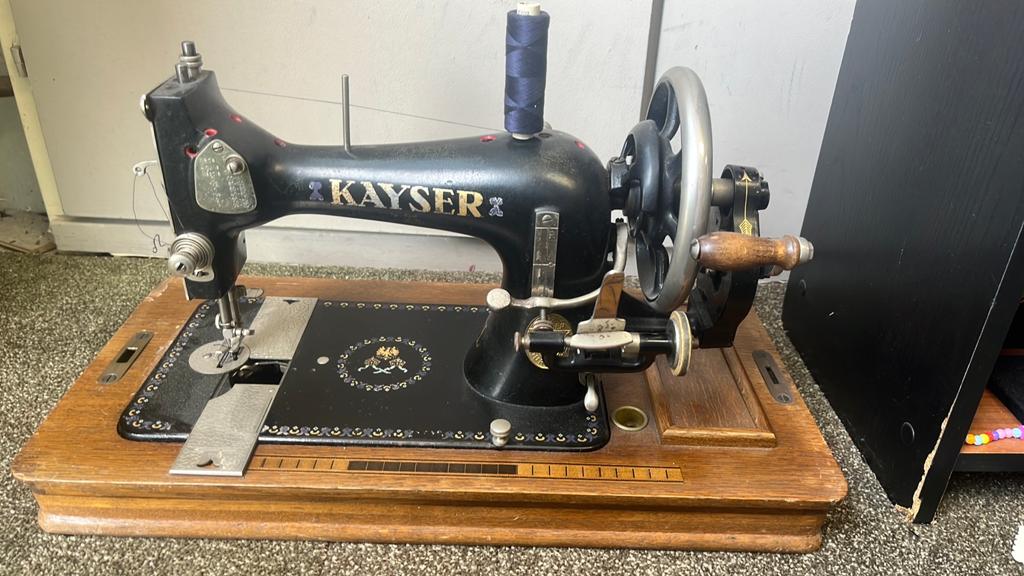 Antiek naaimachine, Ophalen