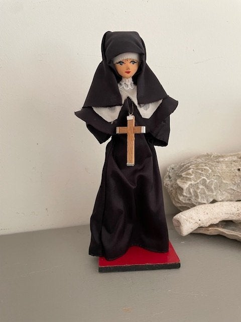 Vintage nonnen popje met kruis. Klederdracht pop non, Ophalen, Gebruikt, Overige typen, Christendom | Katholiek