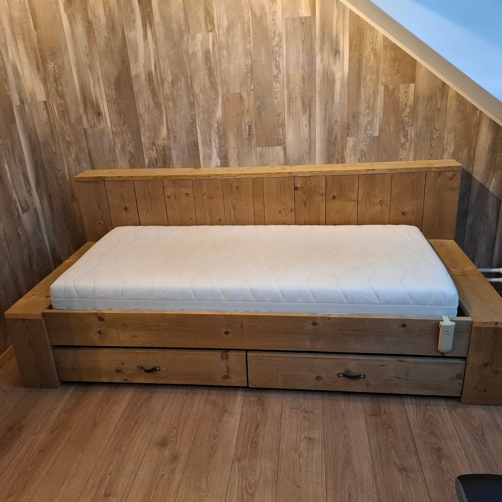 Gratis steigerhouten bed, Ophalen, 85 tot 100 cm, Zo goed als nieuw, Matras