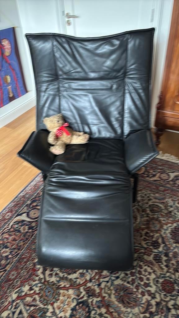 Zwart lederen Relax stoel van Cassina, Ophalen, Gebruikt, Leer, 75 tot 100 cm