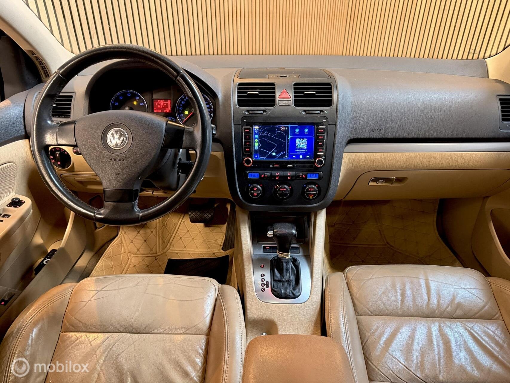 Volkswagen Golf 2.0 FSI Sportline AUT RIEM.VV ApkNew CARPLAY, Gebruikt, Beige, 4 cilinders, Zwart