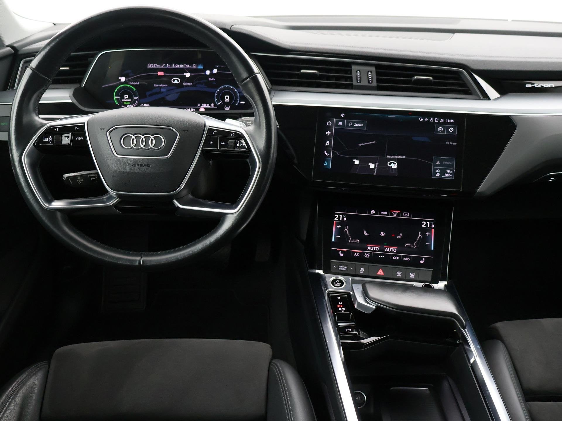 Audi e-tron 55 QUATTRO 95 kWh + TREKHAAK | NACHTZICHT 92% SO, Auto's, Automaat, 131 €/maand, Stof, Zwart
