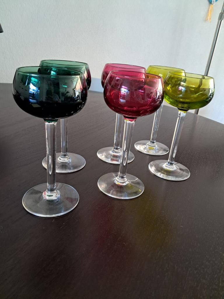 Set van 6 gekleurde kristallen wijnglazen., Antiek en Kunst, Antiek | Glas en Kristal, Ophalen of Verzenden