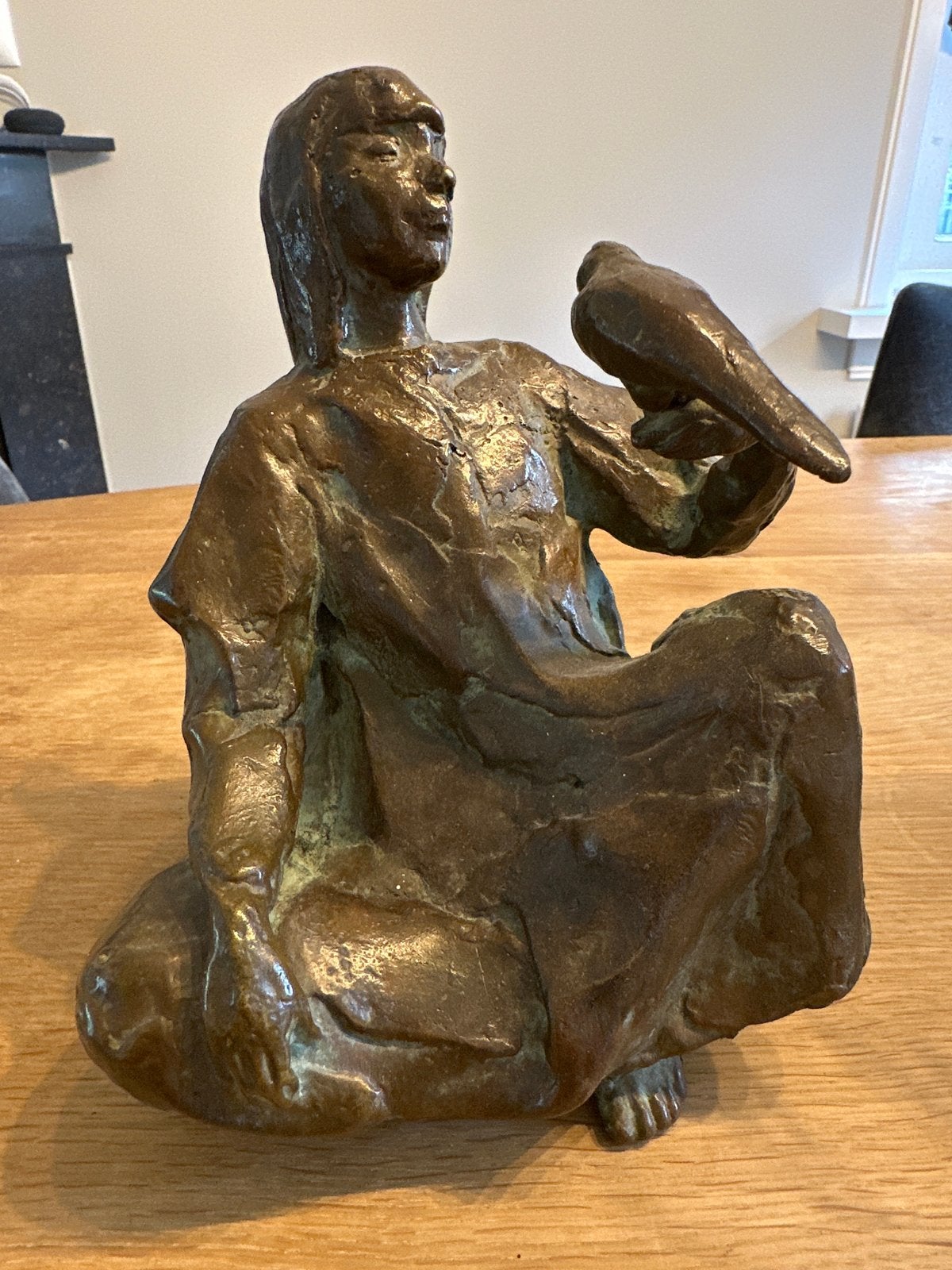 Bronzen beeld Jos Van Riemsdijk: Meisje met vogel (1955), Antiek en Kunst, Ophalen of Verzenden, Beeld, Vogel, Gepatineerd