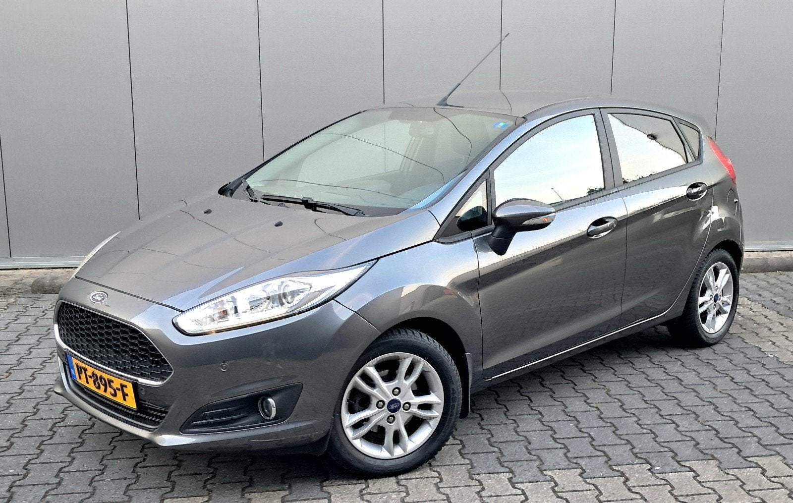 Ford Fiësta 1.0 74KW/100PK  AUTOMAAT / NAVI / TREKHAAK, Auto's, Stof, 40 €/maand, 100 pk, USB