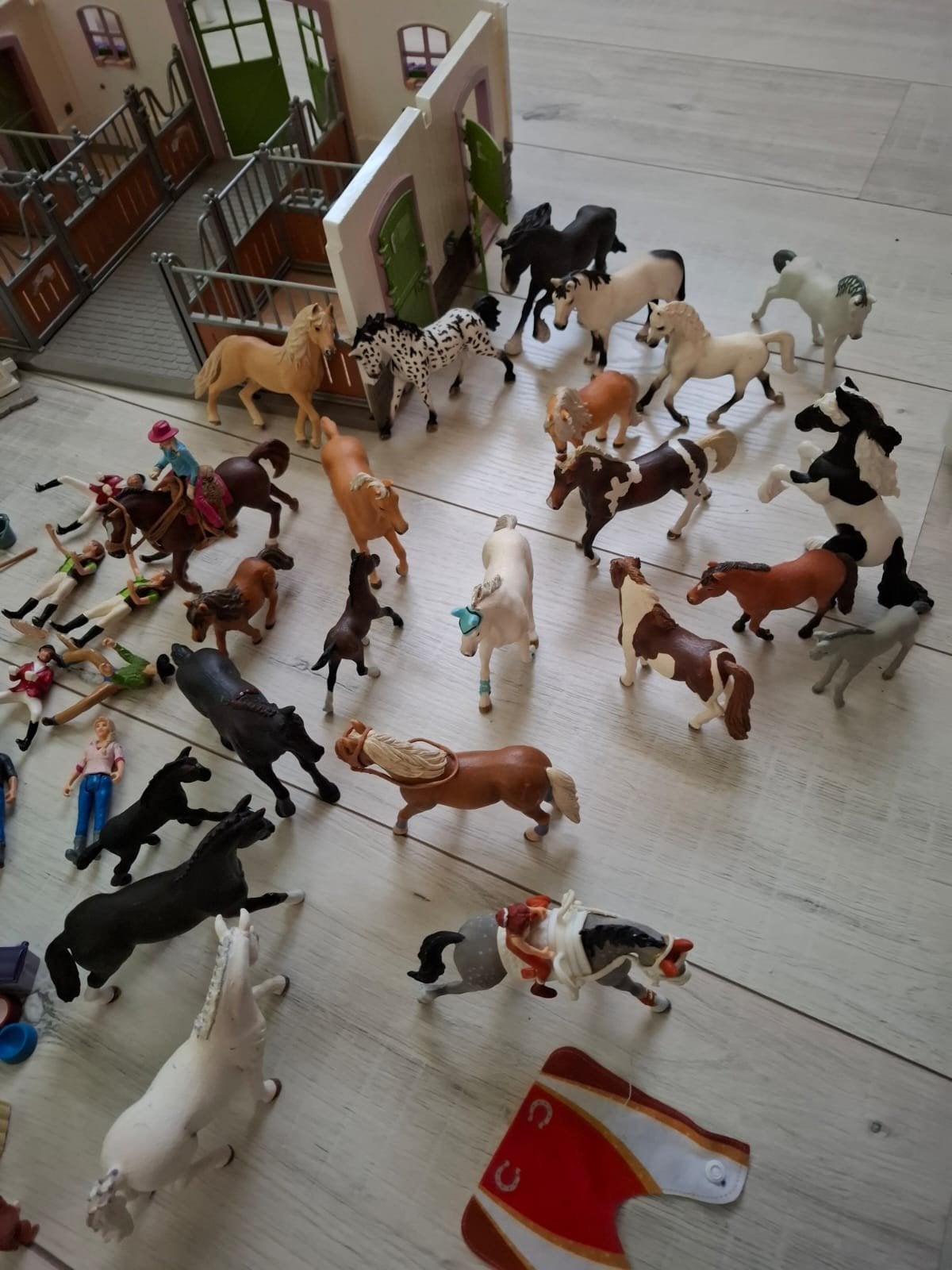 Grote Schleich paardenstal met veel paarden en accessoires, Ophalen, Zo goed als nieuw