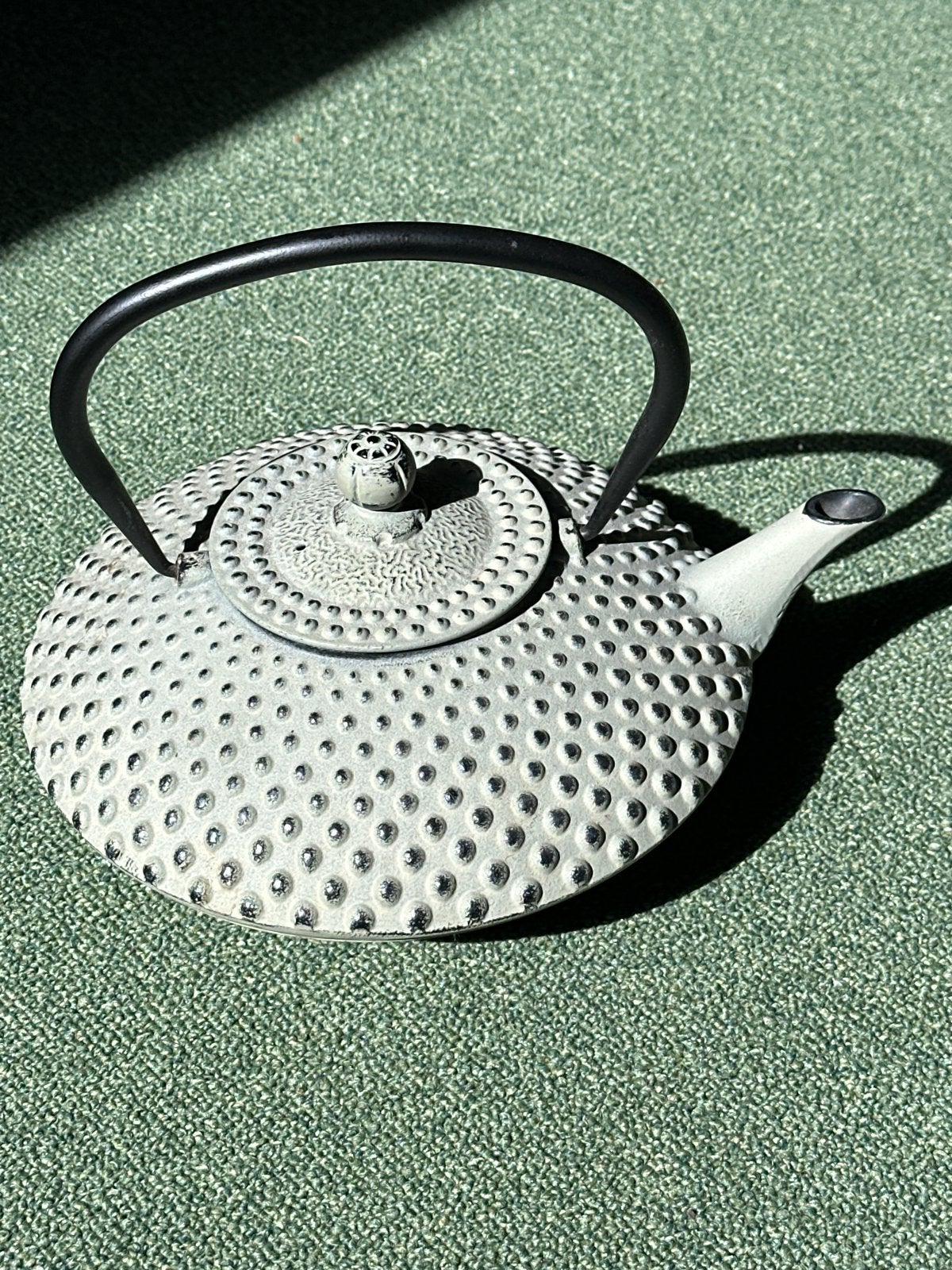 Gietijzeren theepot met theefilter en onderzetter, Zo goed als nieuw, Metaal, Wit, Ophalen