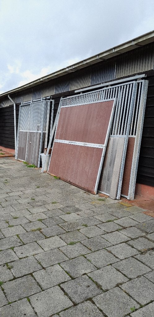 Wanden voor een paarden box, Stalling